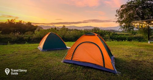 Travel to spread the tent in a wide open space in the evening