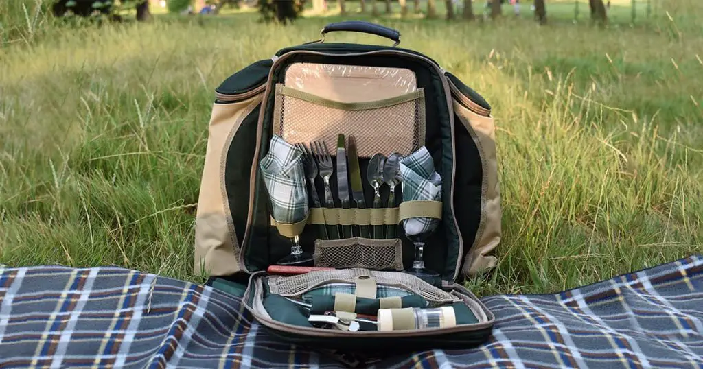 Top quality picnic backpack that includes melamine plates sets of stainless steel cutlery