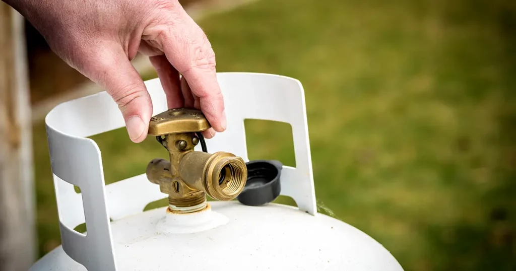 brass-valve-closed-on-propane-tank
