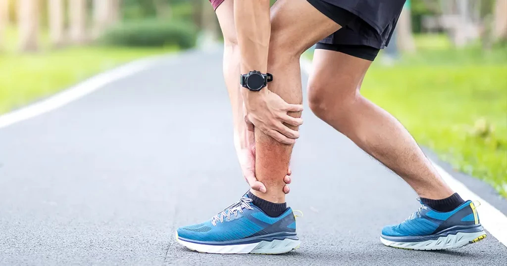 runner man having leg ache due to Calf muscle pull.