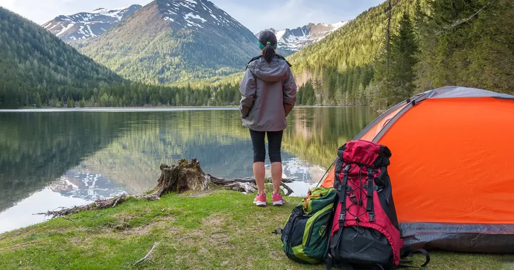 camp-mountains-near-lake-bivouac-on